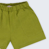 Shorts infantil em linho puro verde alfazema com bolsos frontais e cintura elástica para meninos e meninas, visto de frente em detalhe.