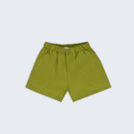 Shorts infantil em linho puro verde alfazema com bolsos frontais e cintura elástica para meninos e meninas, visto de frente.