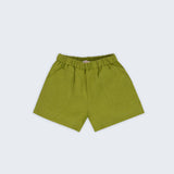 Shorts infantil em linho puro verde alfazema com bolsos frontais e cintura elástica para meninos e meninas, visto de frente.