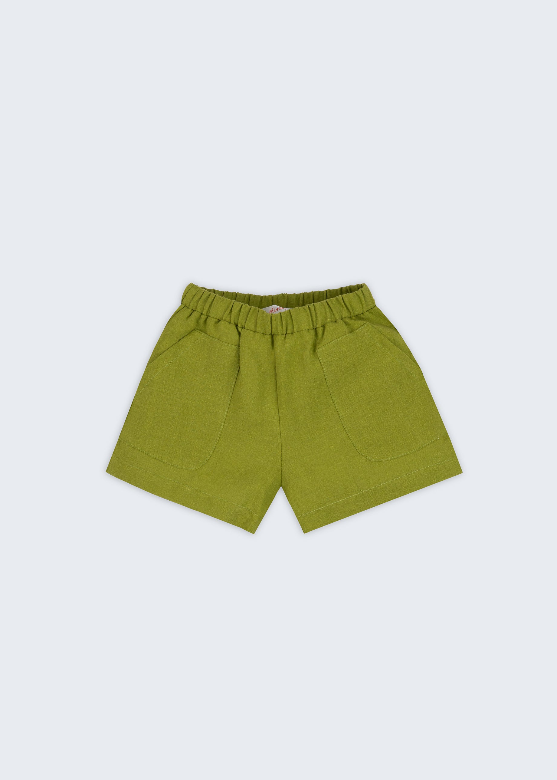 Shorts infantil em linho puro verde alfazema com bolsos frontais e cintura elástica para meninos e meninas, visto de frente.