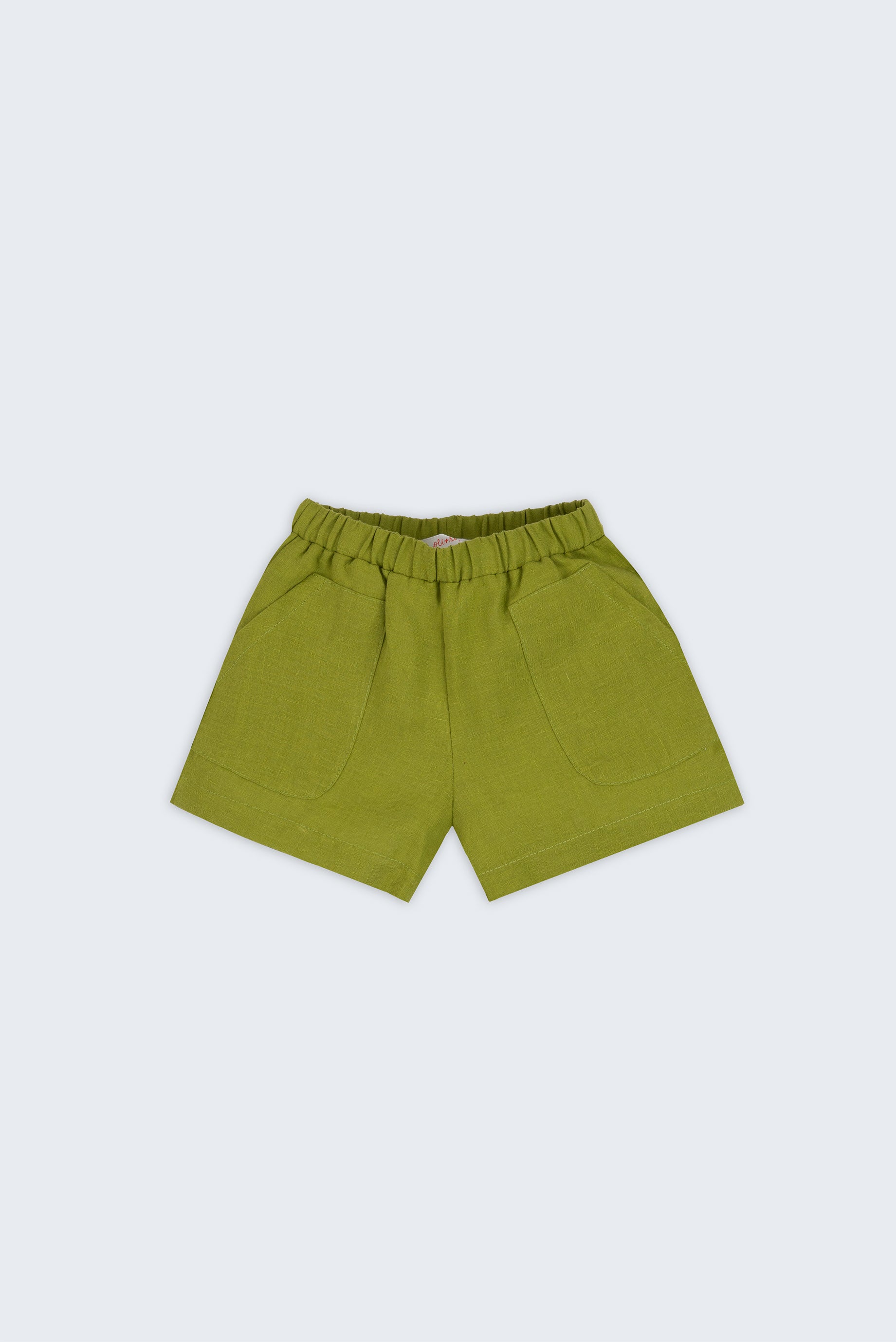 Shorts infantil em linho puro verde alfazema com bolsos frontais e cintura elástica para meninos e meninas, visto de frente.