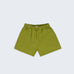 Shorts infantil em linho puro verde alfazema com bolsos frontais e cintura elástica para meninos e meninas, visto de frente.
