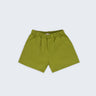 Shorts infantil em linho puro verde alfazema com bolsos frontais e cintura elástica para meninos e meninas, visto de frente.