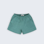 Shorts infantil em linho puro verde com cintura de elástico e bolsos frontais, visto de frente