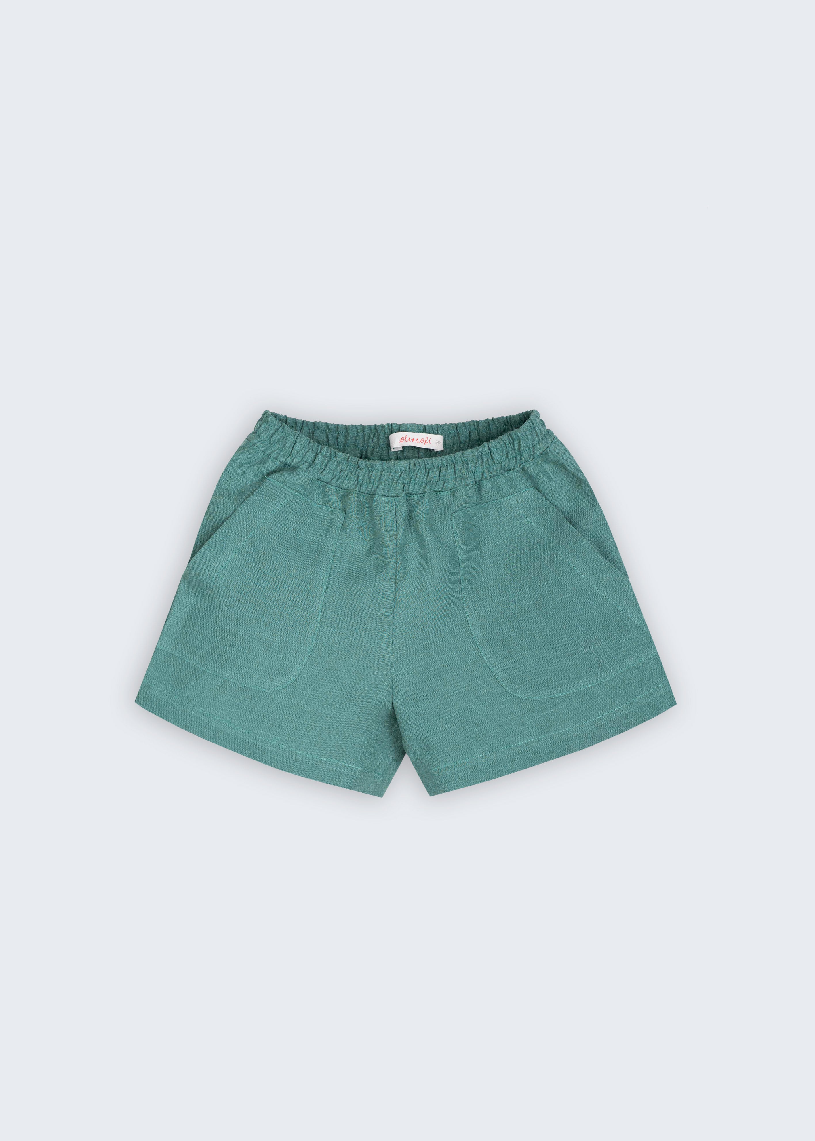 Shorts infantil em linho puro verde com cintura de elástico e bolsos frontais, visto de frente