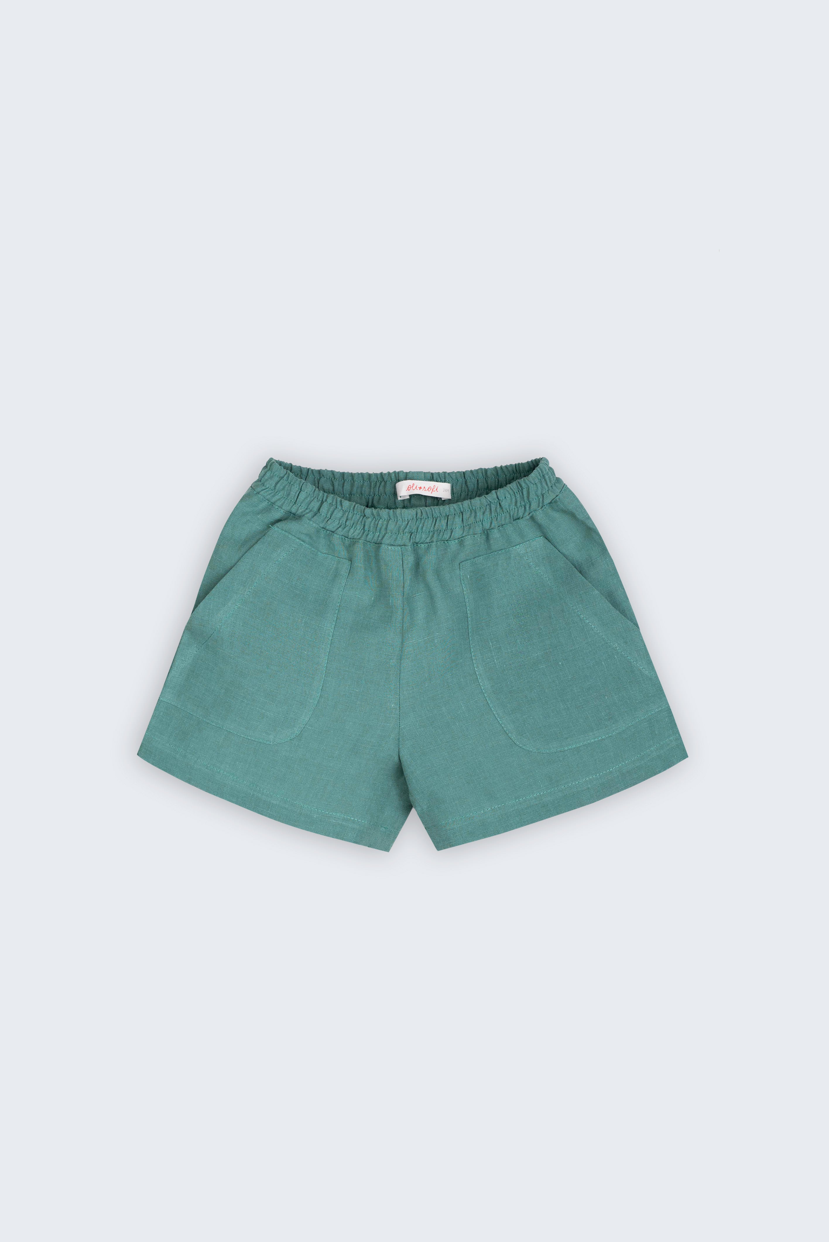 Shorts infantil em linho puro verde com cintura de elástico e bolsos frontais, visto de frente