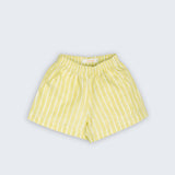 Shorts Chico infantil em 100% linho verde listrado fotografado de frente, com cintura de elástico e modelagem soltinha.