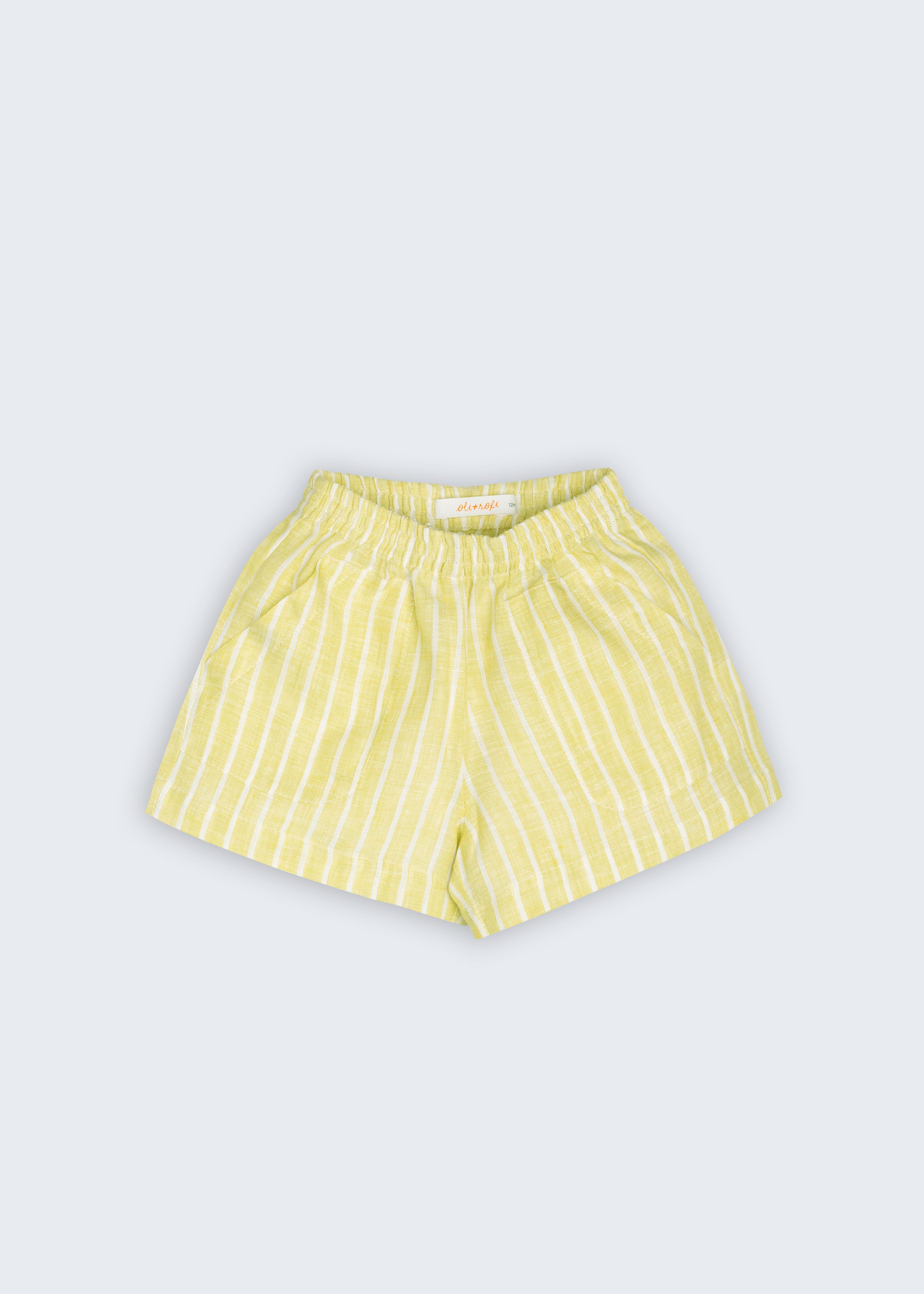 Shorts Chico infantil em 100% linho verde listrado fotografado de frente, com cintura de elástico e modelagem soltinha.