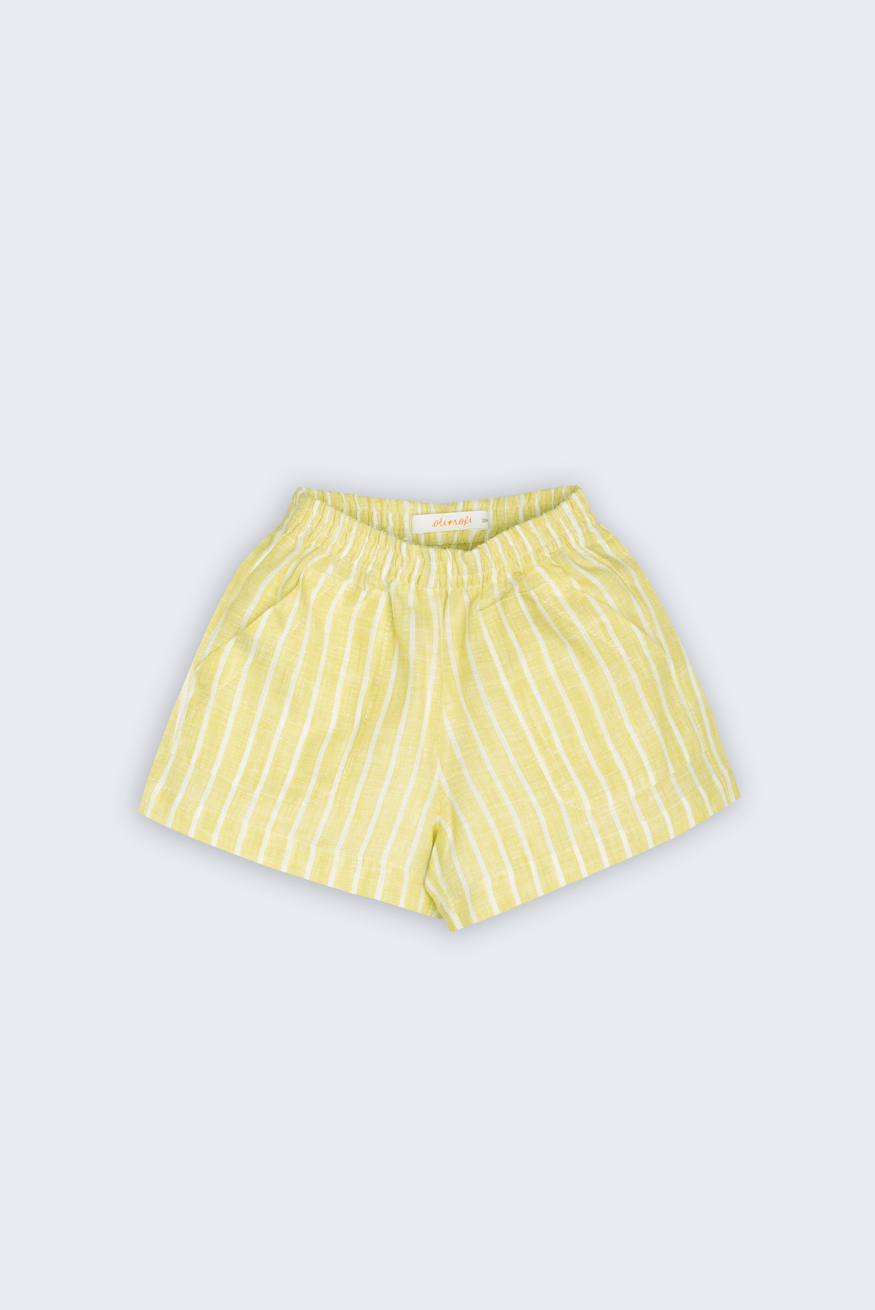 Shorts Chico infantil em 100% linho verde listrado fotografado de frente, com cintura de elástico e modelagem soltinha.