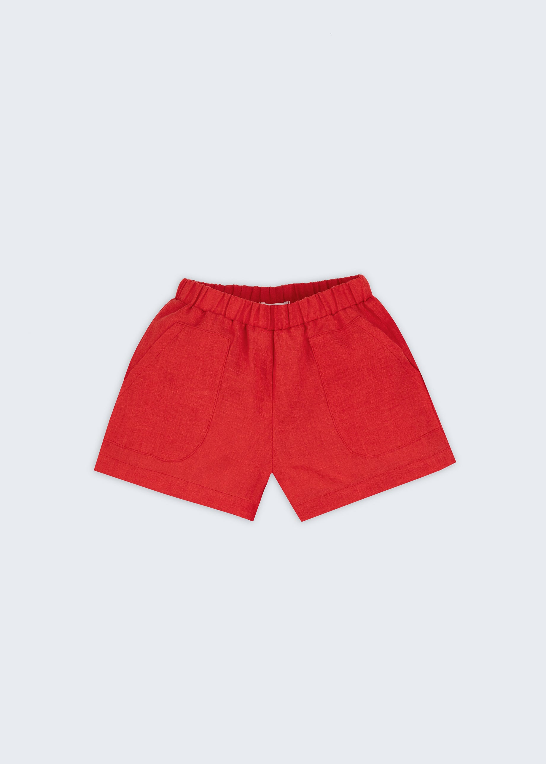 Shorts infantil em linho puro vermelho com bolsos frontais e cintura elástica para meninos e meninas, visto de frente.