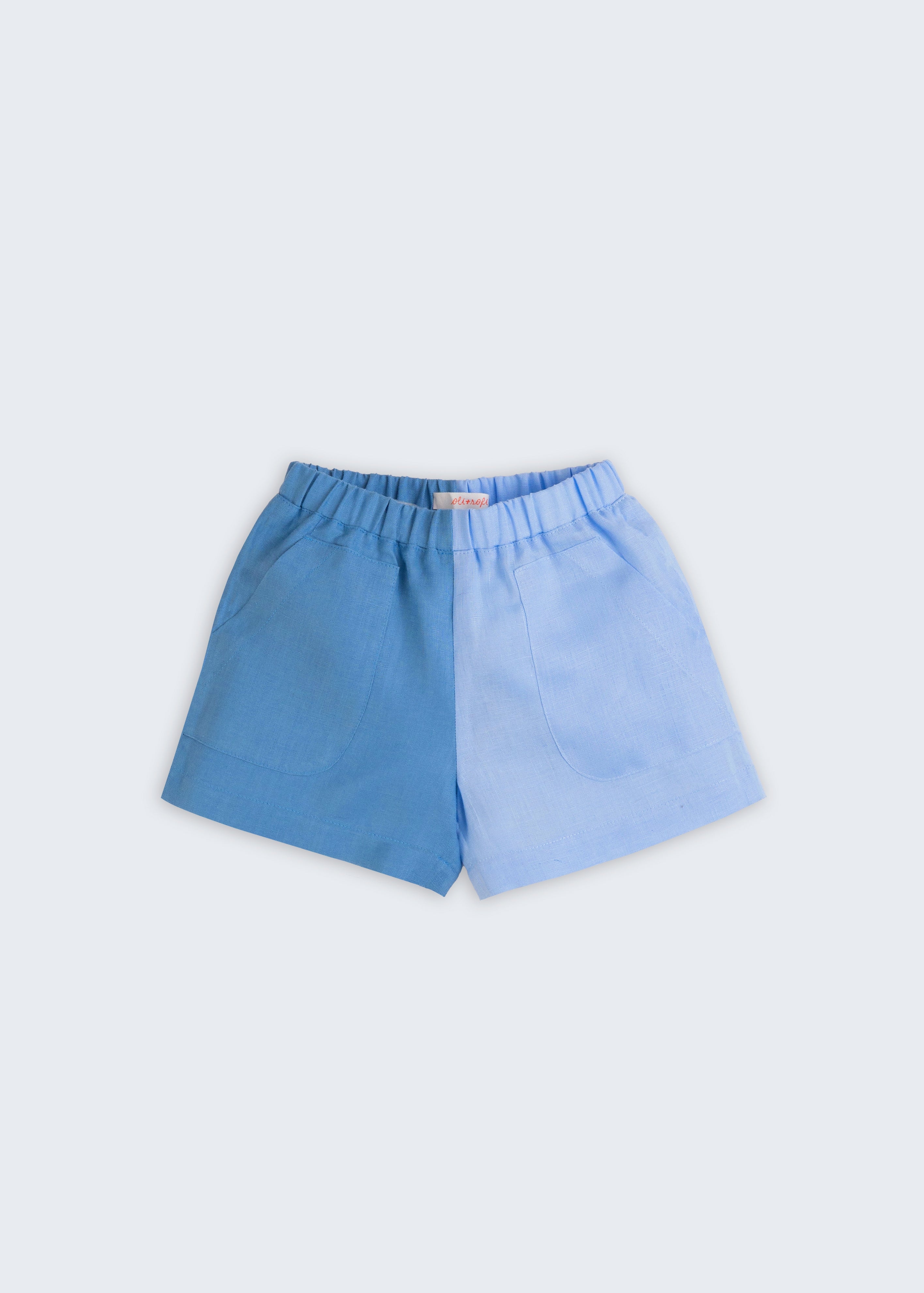 Shorts infantil unissex em puro linho azul bicolor, visto de frente.
