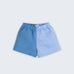 Shorts infantil unissex em puro linho azul bicolor, visto de frente.
