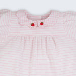 Close do vestido bebê em algodão listrado branco e rosa com gola xadrez bordada à mão com morangos.