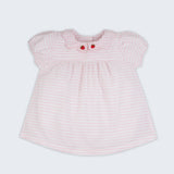 Vestido bebê listrado branco e rosa em algodão com gola xadrez e bordados de morangos, visto de frente.
