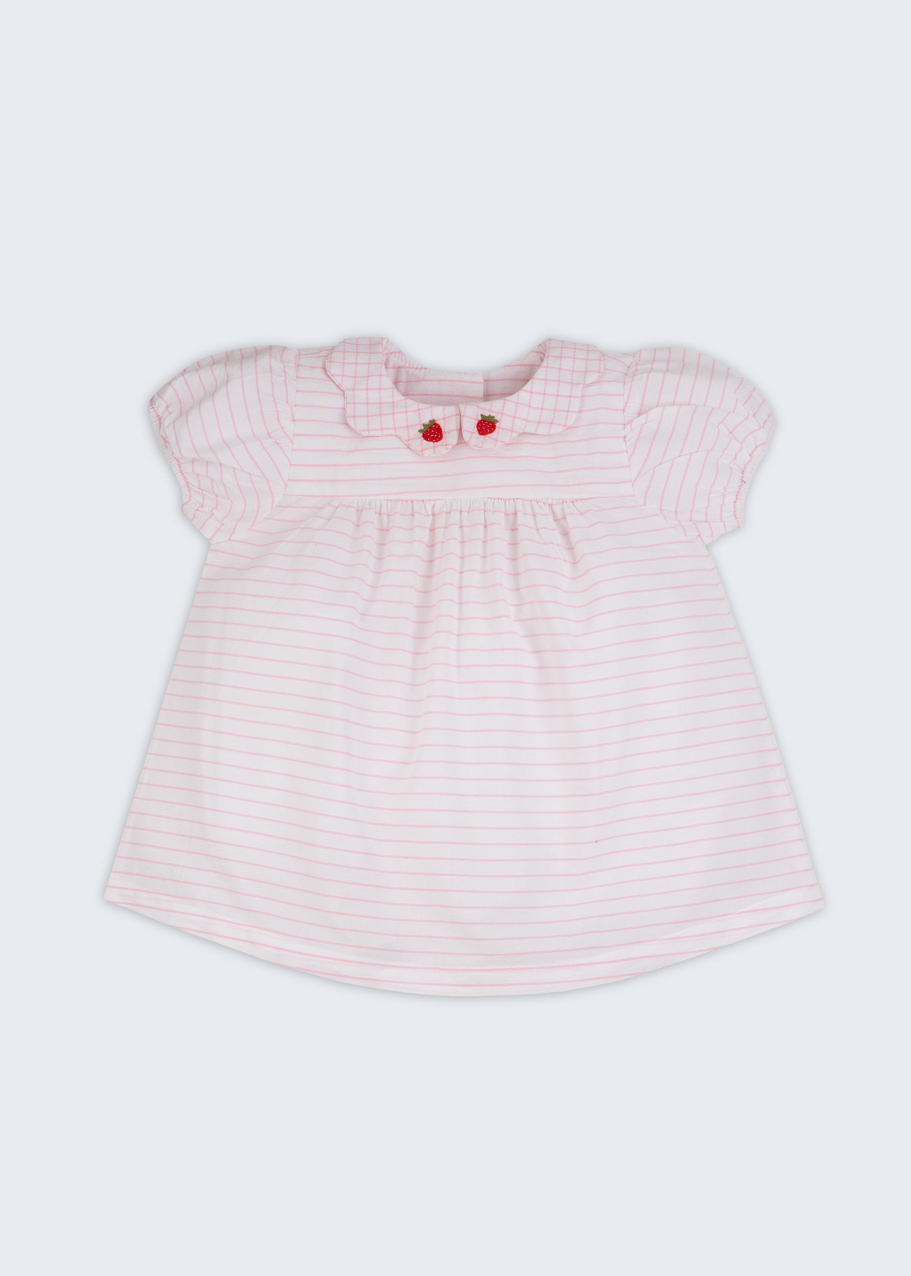 Vestido bebê listrado branco e rosa em algodão com gola xadrez e bordados de morangos, visto de frente.