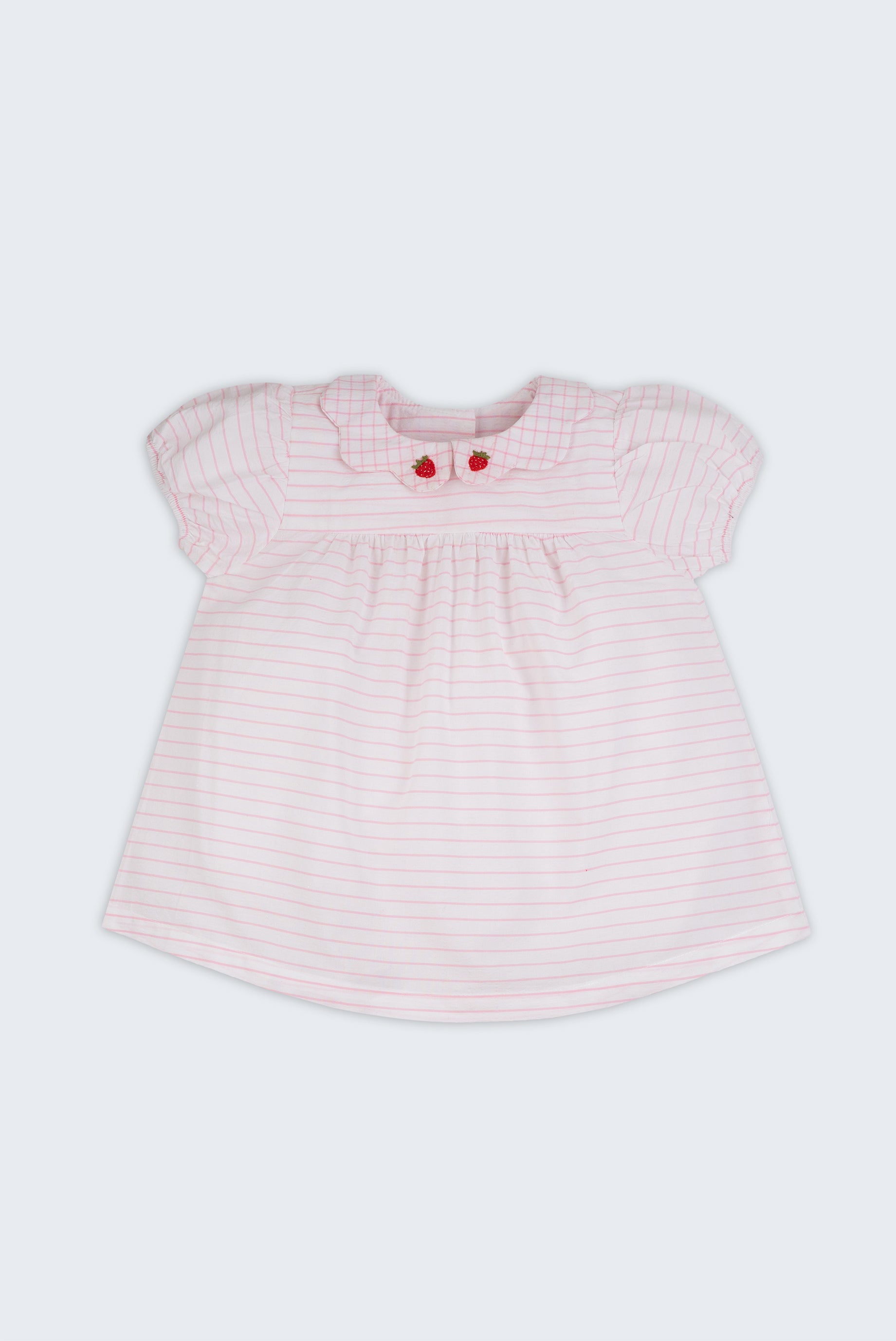 Vestido bebê listrado branco e rosa em algodão com gola xadrez e bordados de morangos, visto de frente.