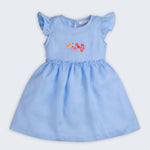 Frente do vestido infantil em linho azul-celeste com bordado de flores