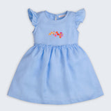 Frente do vestido infantil em linho azul-celeste com bordado de flores