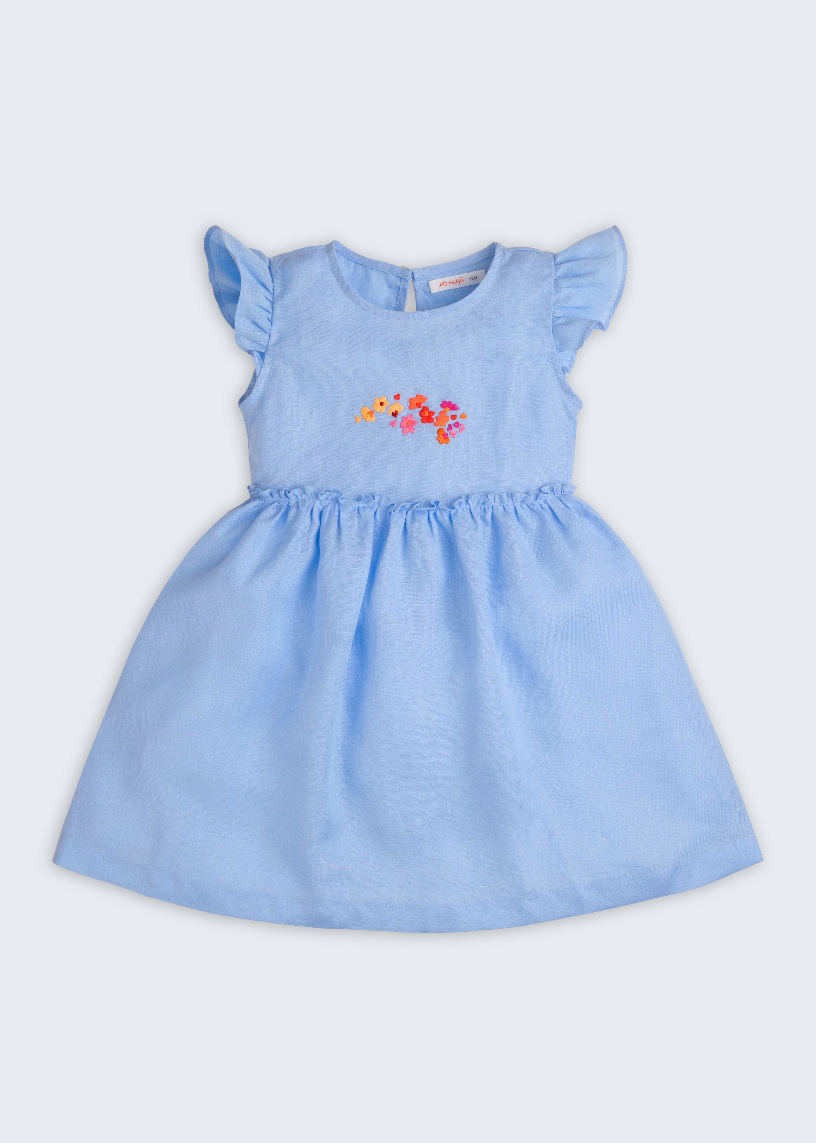 Frente do vestido infantil em linho azul-celeste com bordado de flores