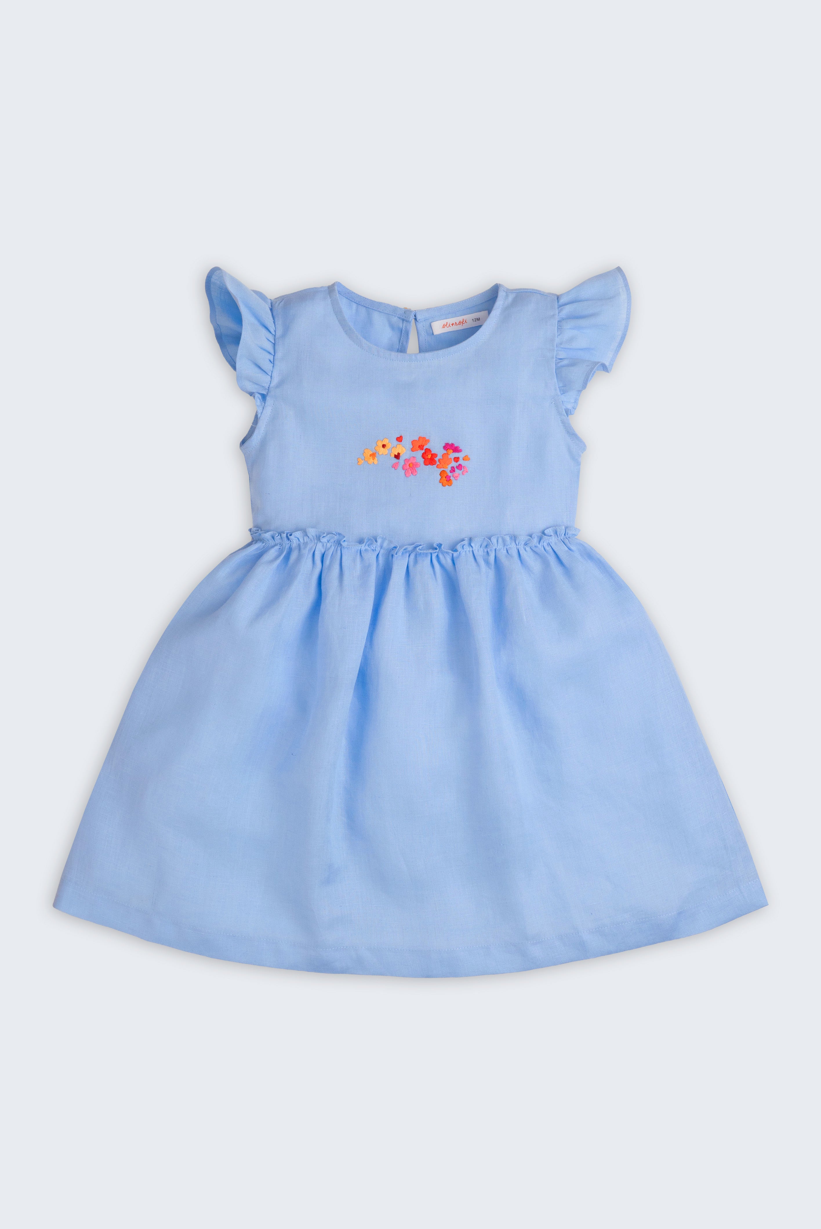 Frente do vestido infantil em linho azul-celeste com bordado de flores