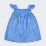 Vestido Clara infantil em 100% linho azul índigo, com trama fio tinto, helicônia bordada à mão, mangas em babado e abertura frontal.