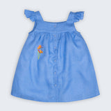 Vestido Clara infantil em 100% linho azul índigo, com trama fio tinto, helicônia bordada à mão, mangas em babado e abertura frontal.