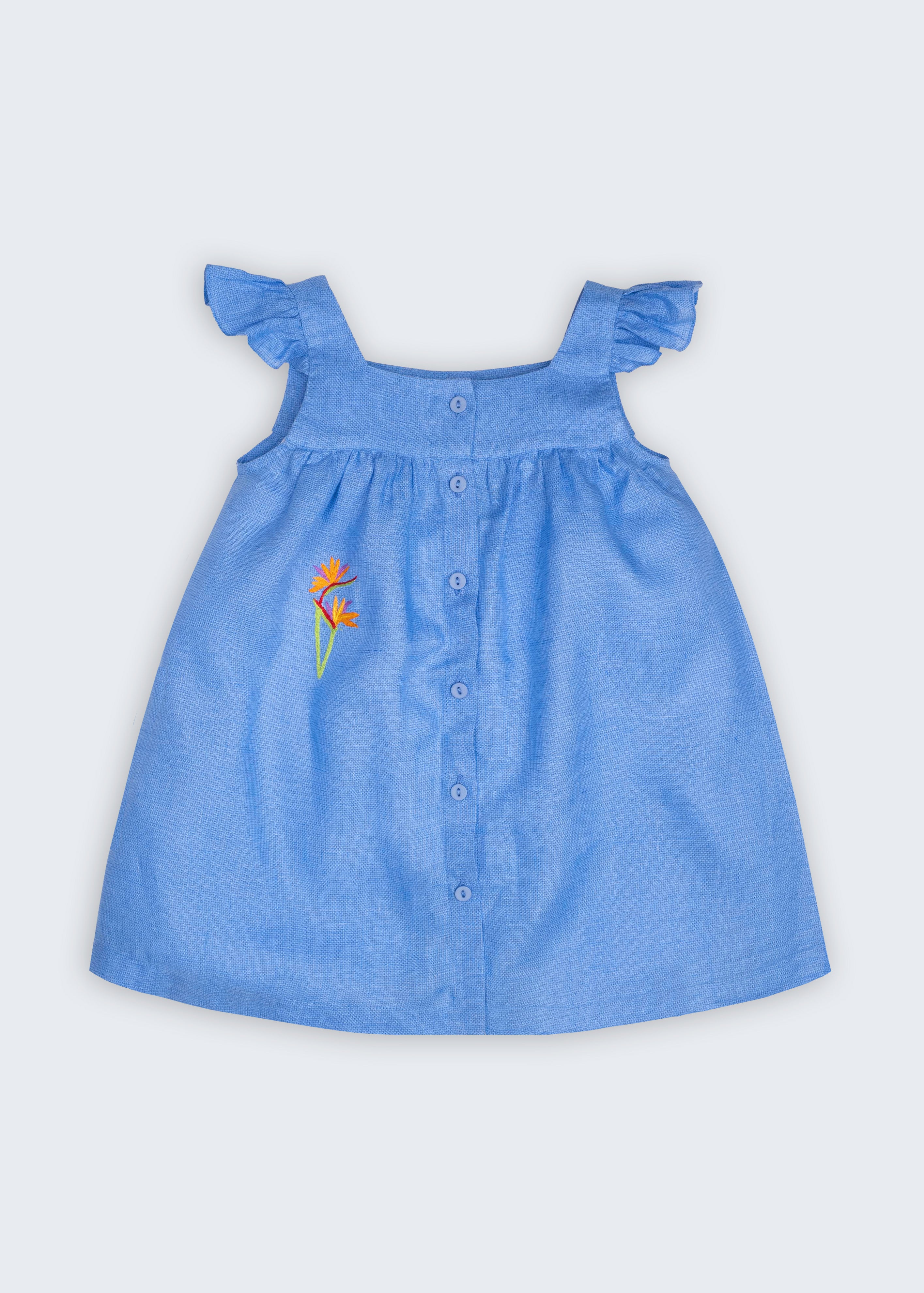 Vestido Clara infantil em 100% linho azul índigo, com trama fio tinto, helicônia bordada à mão, mangas em babado e abertura frontal.