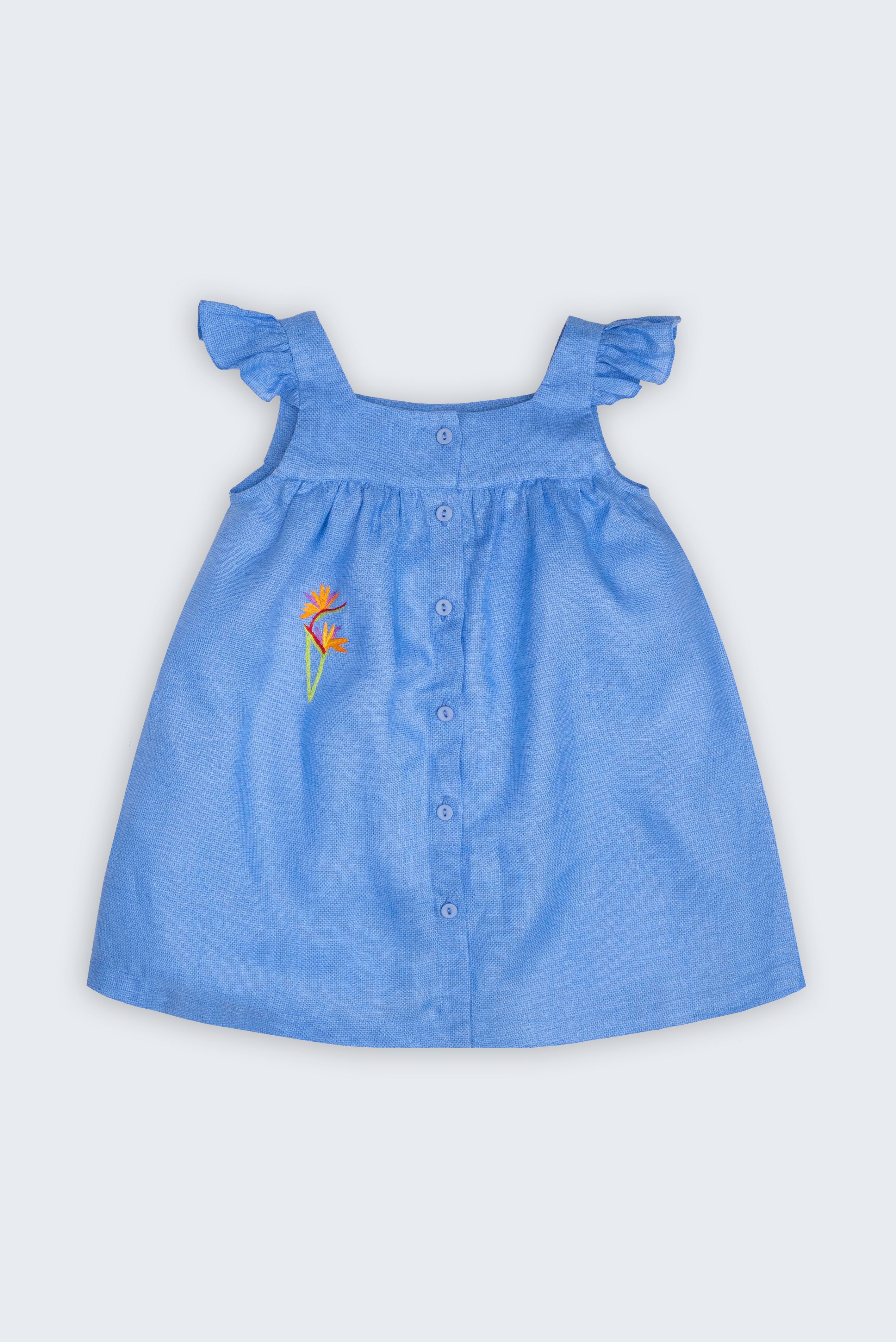 Vestido Clara infantil em 100% linho azul índigo, com trama fio tinto, helicônia bordada à mão, mangas em babado e abertura frontal.