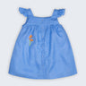 Vestido Clara infantil em 100% linho azul índigo, com trama fio tinto, helicônia bordada à mão, mangas em babado e abertura frontal.