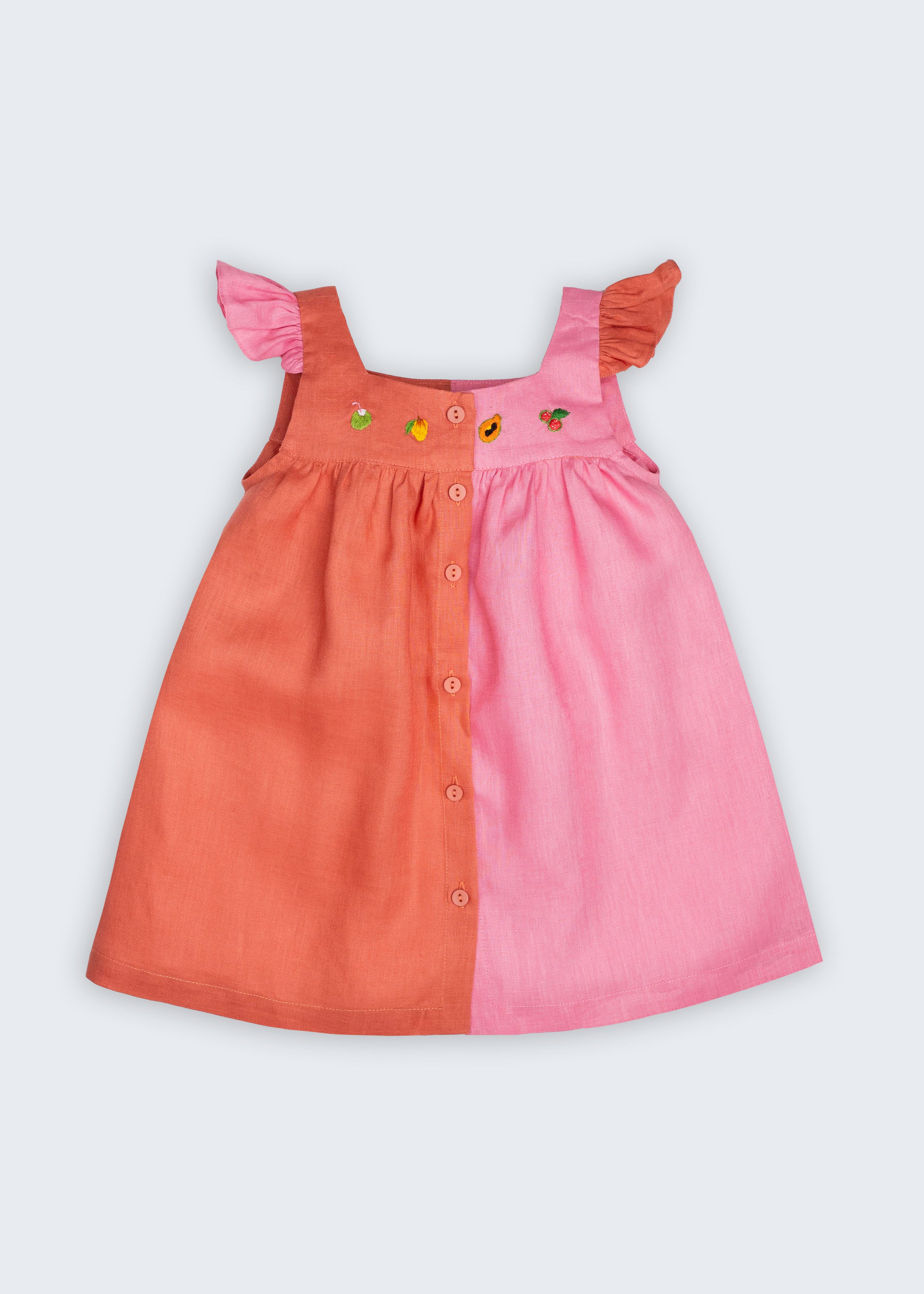 Vestido Clara infantil em 100% linho fotografado de frente, bicolor rosa e coral, com frutas bordadas à mão e botões frontais.