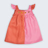 Vestido Clara infantil em 100% linho fotografado de frente, bicolor rosa e coral, com frutas bordadas à mão e botões frontais.