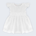 Vestido Clara infantil em 100% linho branco fotografado de frente, com renda de bilro na cintura, saia franzida e mangas em babado.