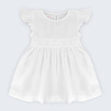 Vestido Clara infantil em 100% linho branco fotografado de frente, com renda de bilro na cintura, saia franzida e mangas em babado.