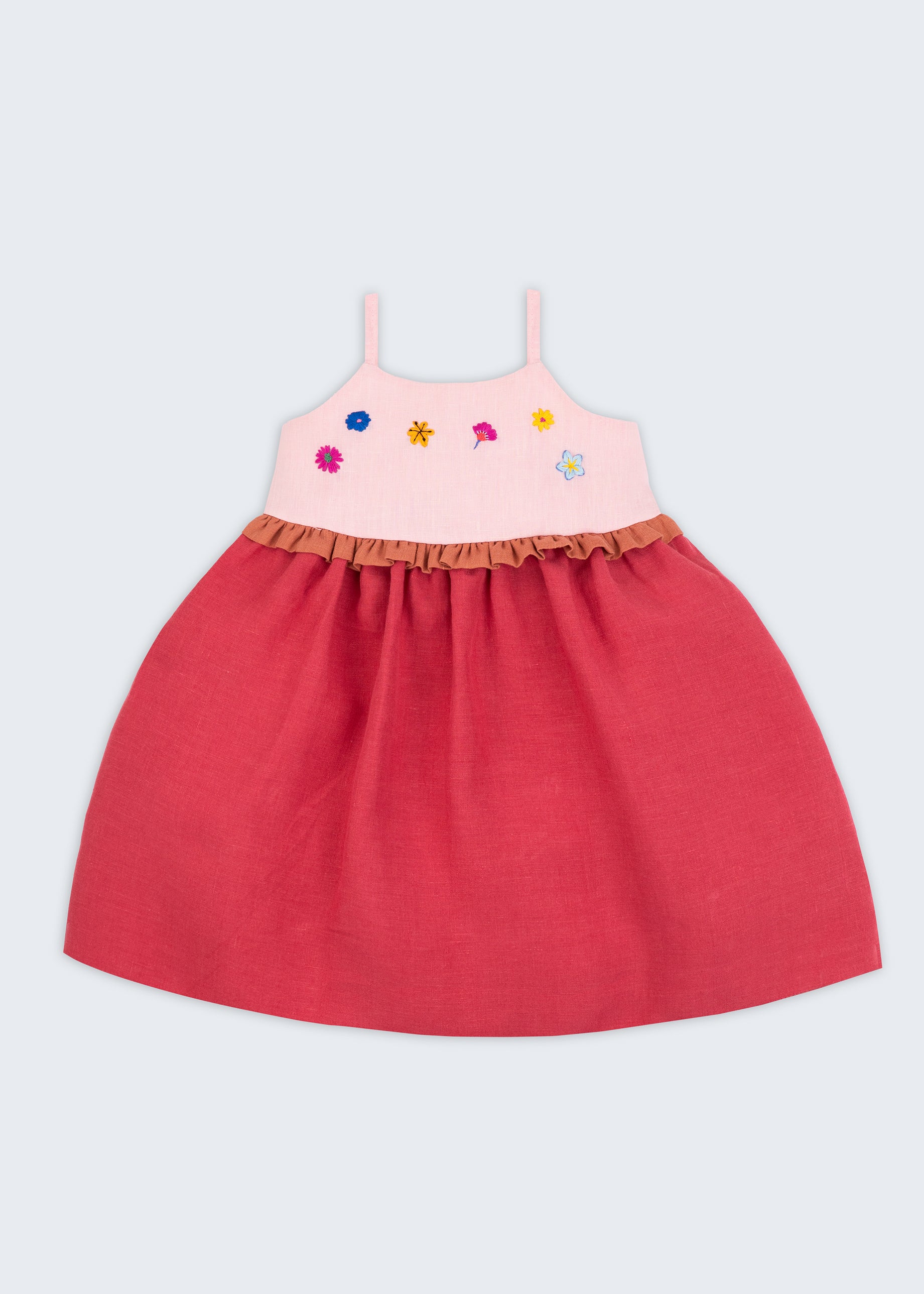 Vestido infantil em linho cereja e rosa com flores bordadas à mão e detalhe franzido na cintura para meninas, visto de frente.