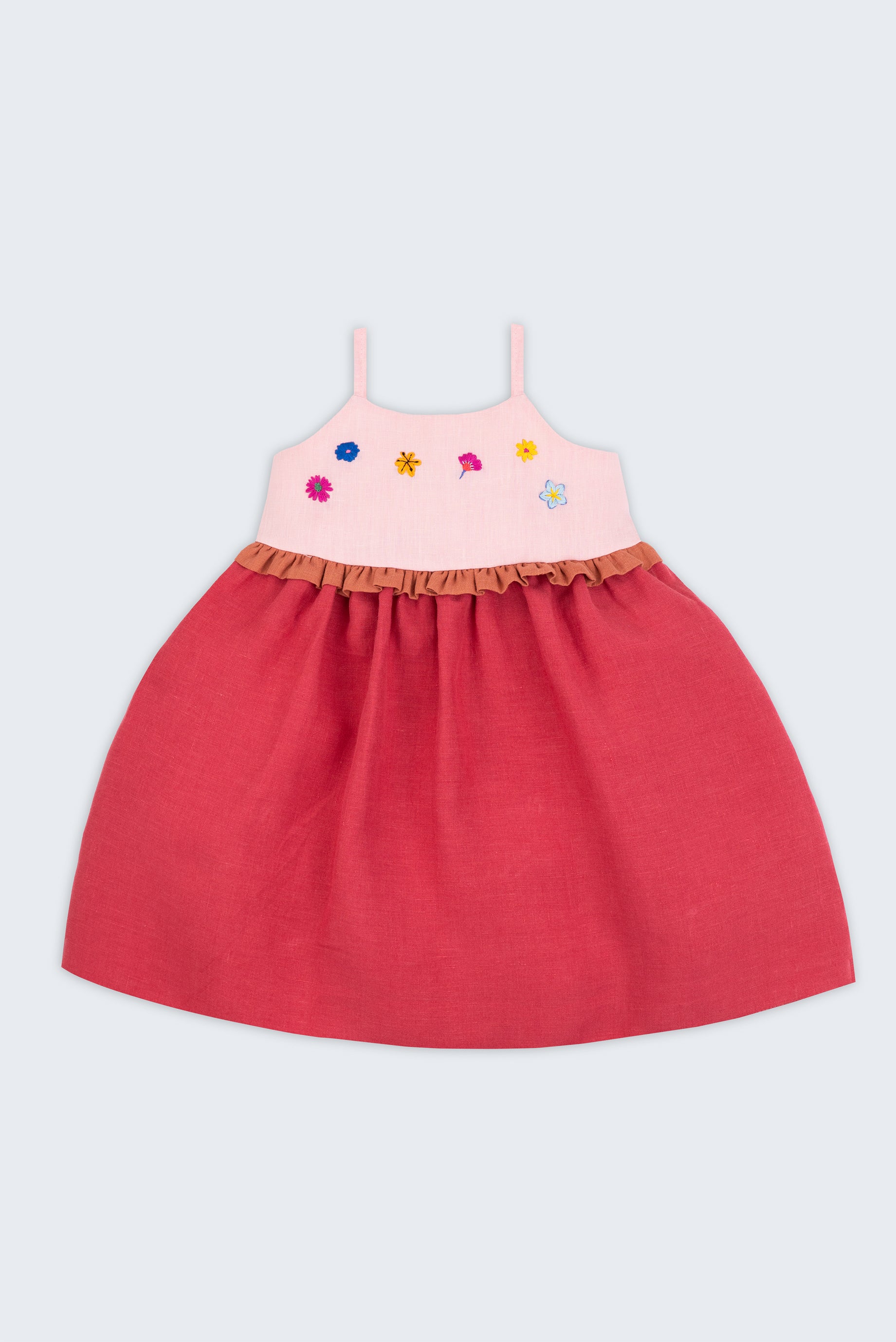 Vestido infantil em linho cereja e rosa com flores bordadas à mão e detalhe franzido na cintura para meninas, visto de frente.