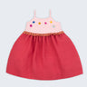 Vestido infantil em linho cereja e rosa com flores bordadas à mão e detalhe franzido na cintura para meninas, visto de frente.