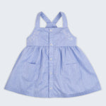Vista completa de vestido infantil para meninas em linho e algodão azul com botões frontais, bordados de pássaros e bolsos.