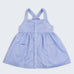 Vista completa de vestido infantil para meninas em linho e algodão azul com botões frontais, bordados de pássaros e bolsos.