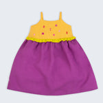 Vestido infantil de alcinhas finas em linho roxo e amarelo com detalhe franzido verde e bordados à mão de bichinhos do fundo do mar para meninas.