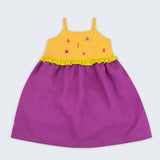 Vestido infantil de alcinhas finas em linho roxo e amarelo com detalhe franzido verde e bordados à mão de bichinhos do fundo do mar para meninas.
