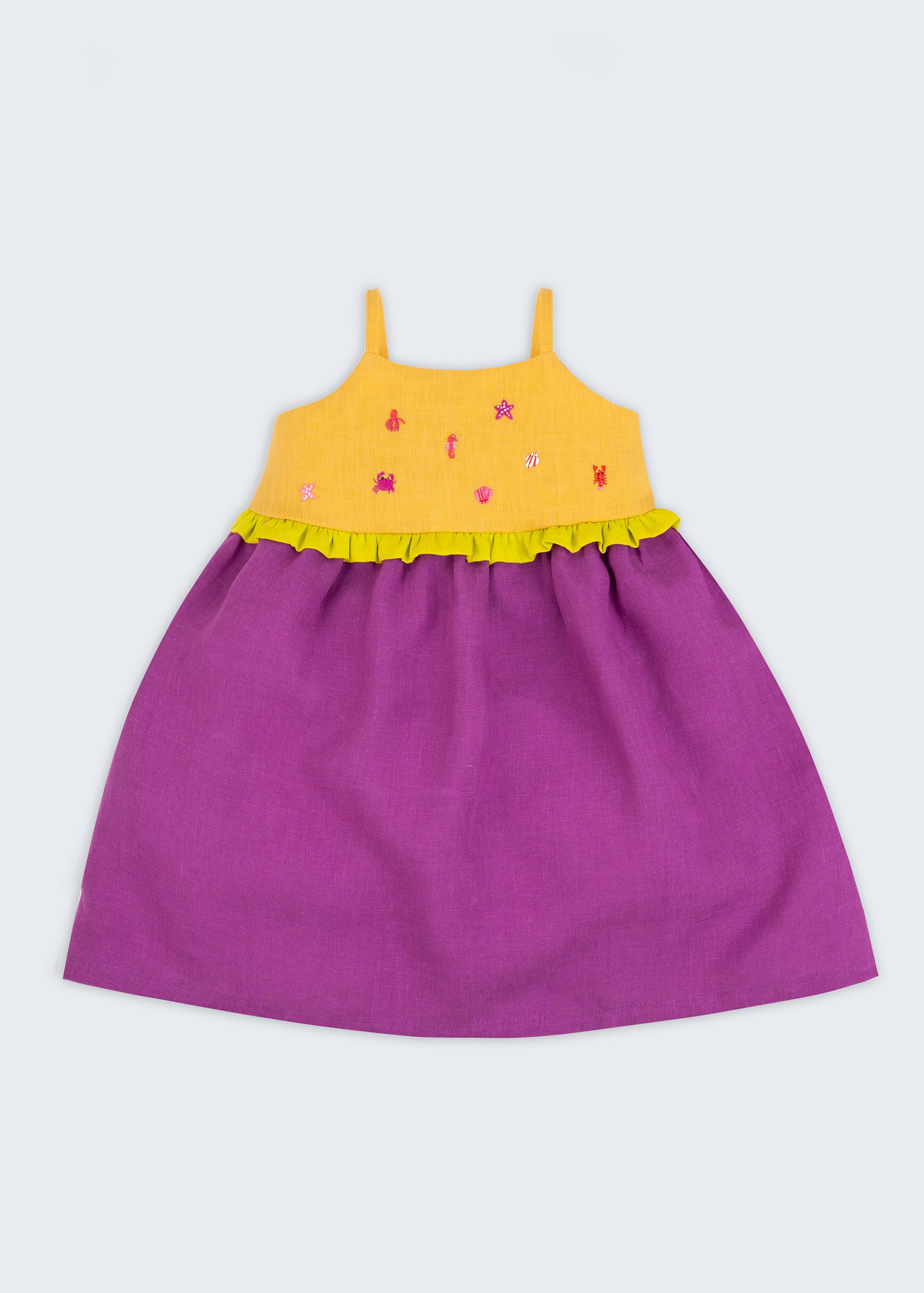 Vestido infantil de alcinhas finas em linho roxo e amarelo com detalhe franzido verde e bordados à mão de bichinhos do fundo do mar para meninas.