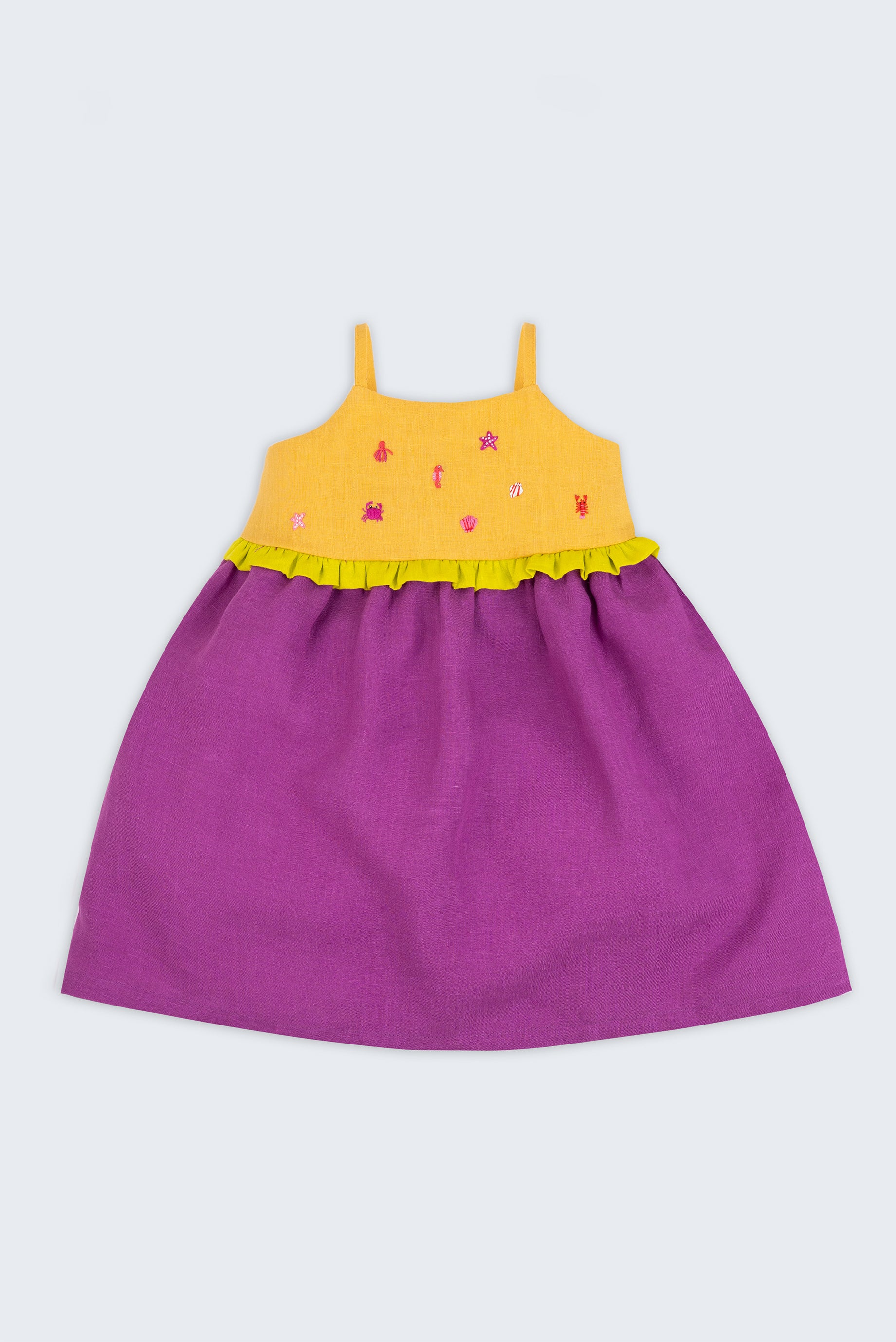 Vestido infantil de alcinhas finas em linho roxo e amarelo com detalhe franzido verde e bordados à mão de bichinhos do fundo do mar para meninas.
