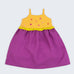 Vestido infantil de alcinhas finas em linho roxo e amarelo com detalhe franzido verde e bordados à mão de bichinhos do fundo do mar para meninas.