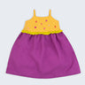 Vestido infantil de alcinhas finas em linho roxo e amarelo com detalhe franzido verde e bordados à mão de bichinhos do fundo do mar para meninas.