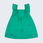 Vestido infantil em linho verde-água com bordado à mão de conchas e estrelas do mar, visto de frente 
