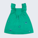 Vestido infantil em linho verde-água com bordado à mão de conchas e estrelas do mar, visto de frente 