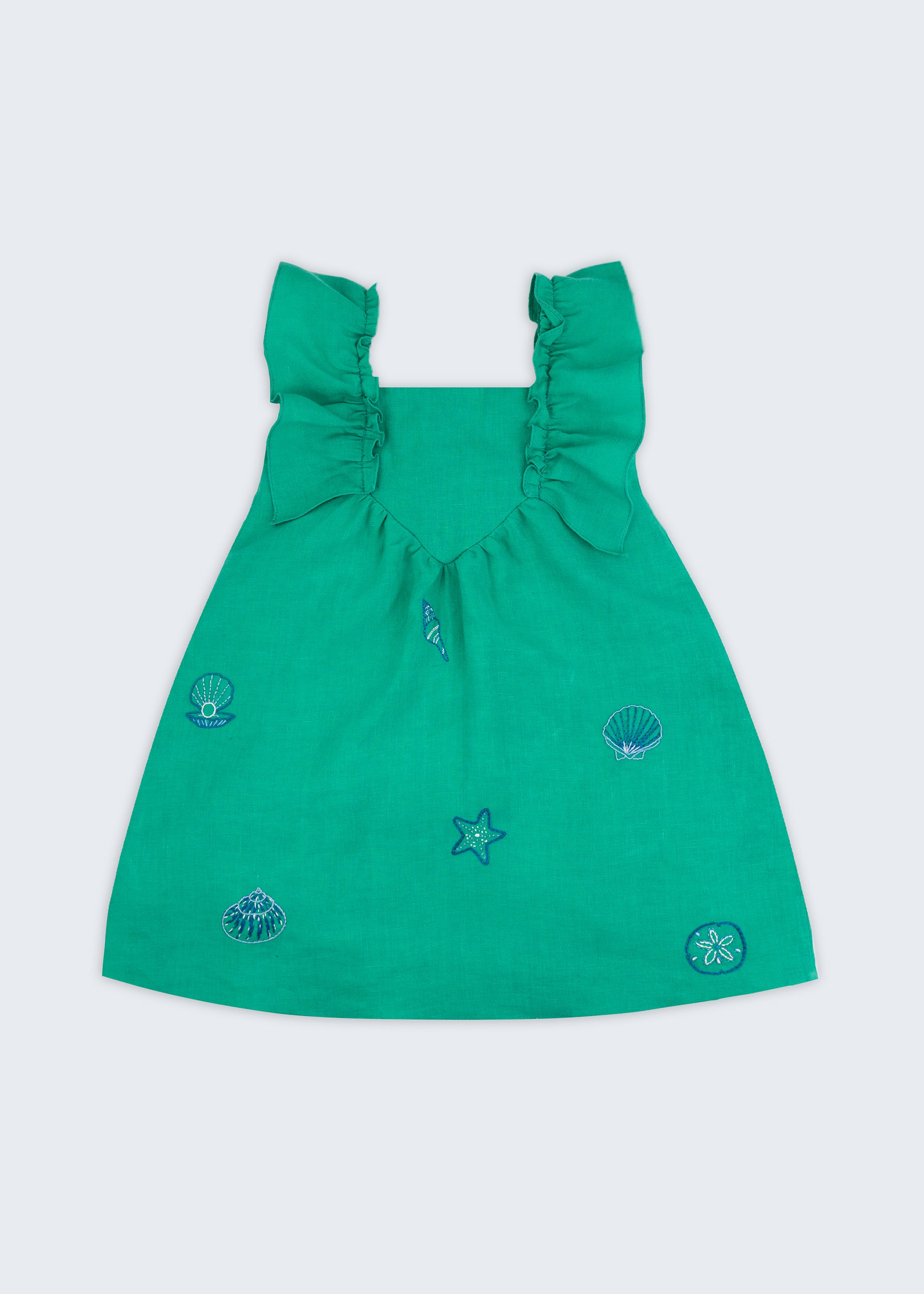 Vestido infantil em linho verde-água com bordado à mão de conchas e estrelas do mar, visto de frente 
