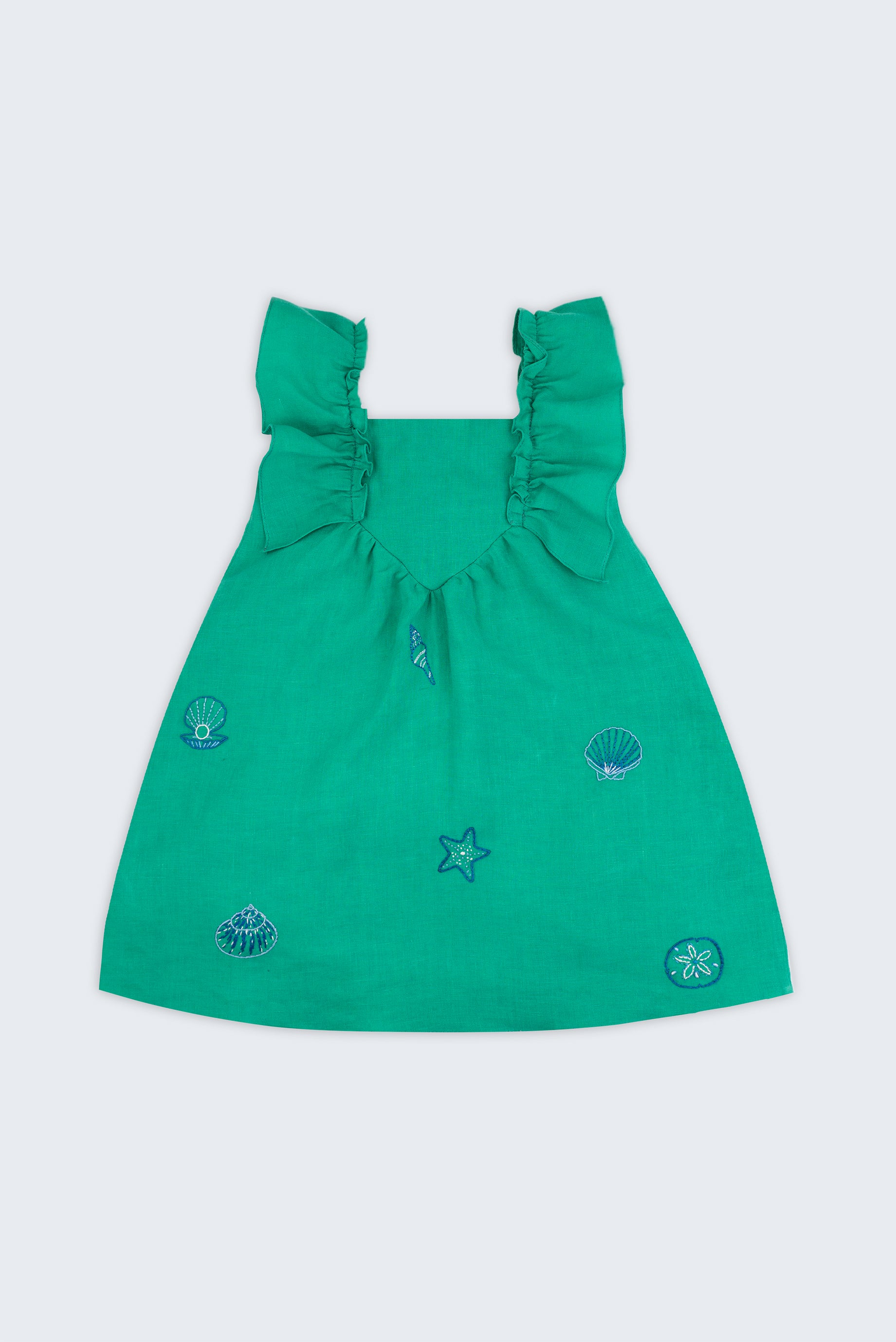 Vestido infantil em linho verde-água com bordado à mão de conchas e estrelas do mar, visto de frente 
