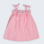 Vestido Flora infantil em algodão anarruga vermelho e branco, com flores bordadas à mão, alças de amarrar e saia franzida.