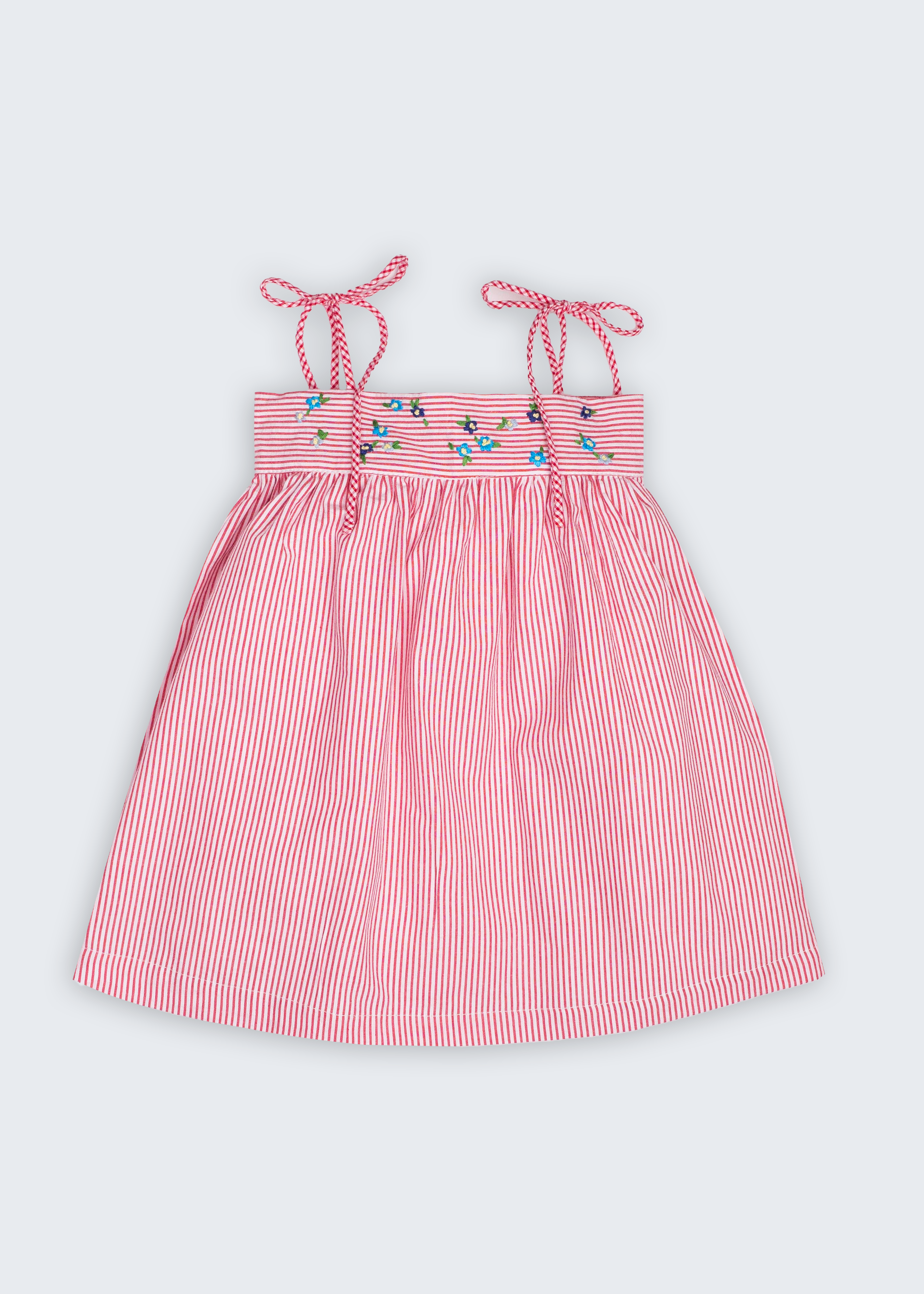 Vestido Flora infantil em algodão anarruga vermelho e branco, com flores bordadas à mão, alças de amarrar e saia franzida.
